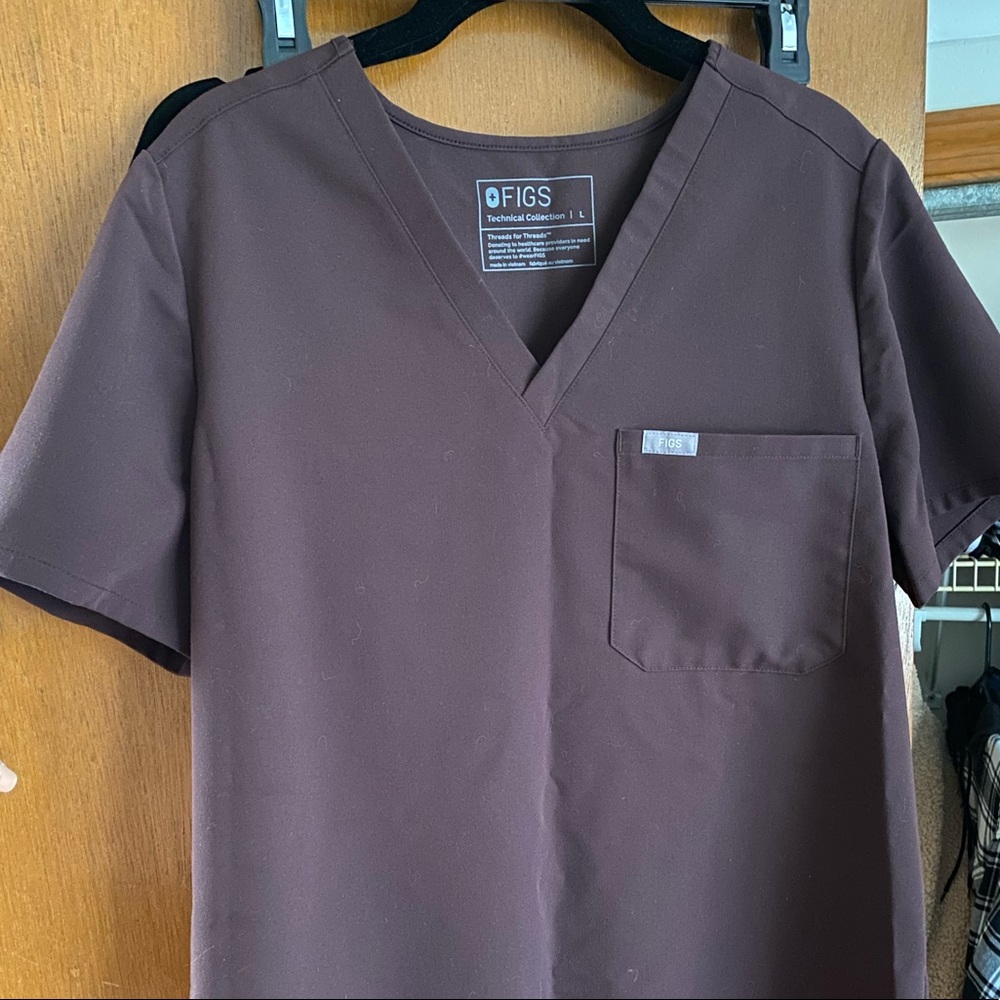 FIGS **LIMITED EDITION** Catarina Scrub Top in Espresso (Size L)